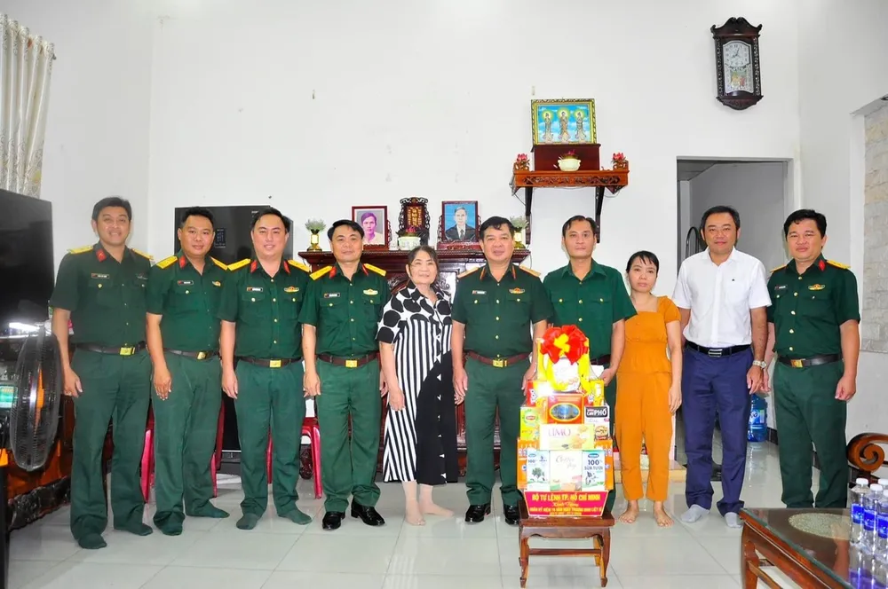 Đoàn đã đến thăm, tặng quà gia đình chiến sĩ Lê Bá Hà