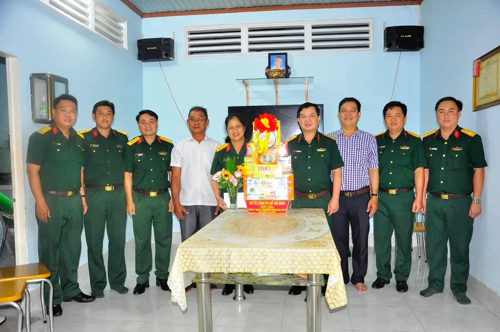 Đoàn đến thăm gia đình Thượng tá chuyên nghiệp Mai Thị Nhung