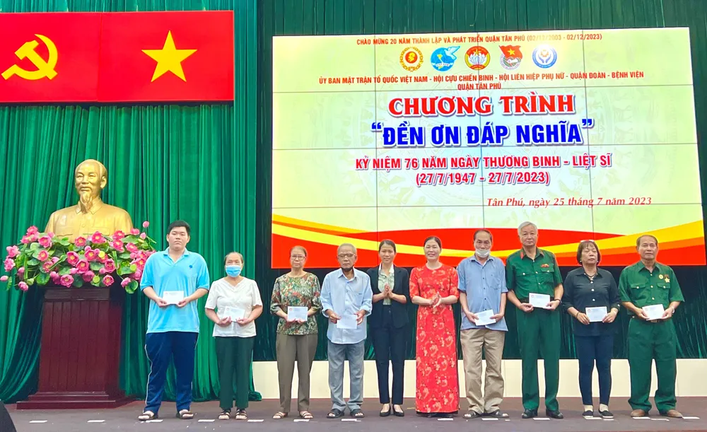 Các thương binh có hoàn cảnh khó khăn nhận quà từ chương trình