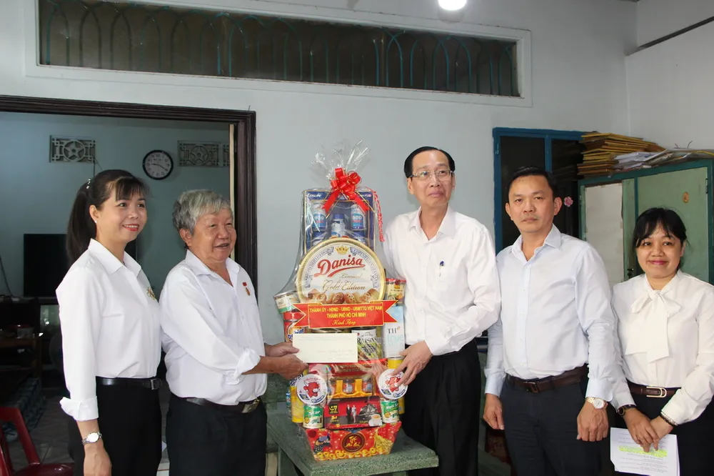 Đồng chí Lê Thanh Liêm tặng quà ông Phùng Văn Chức