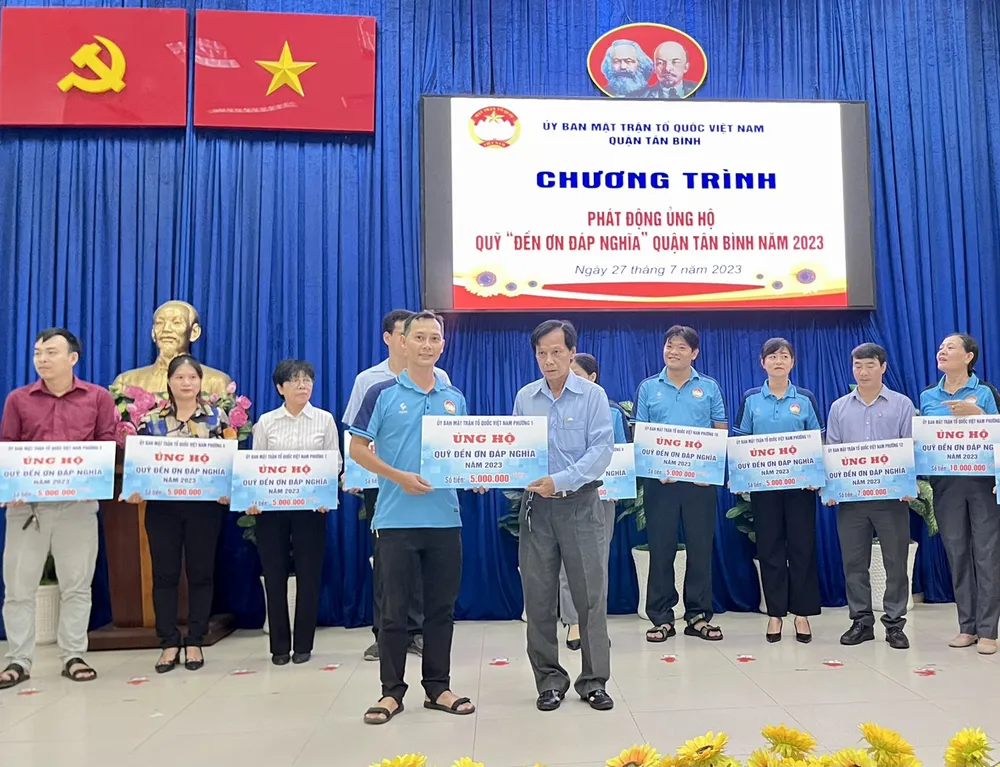 Ban tổ chức nhận tiền ủng hộ quỹ "Đền ơn đáp nghĩa" từ các nhà hảo tâm