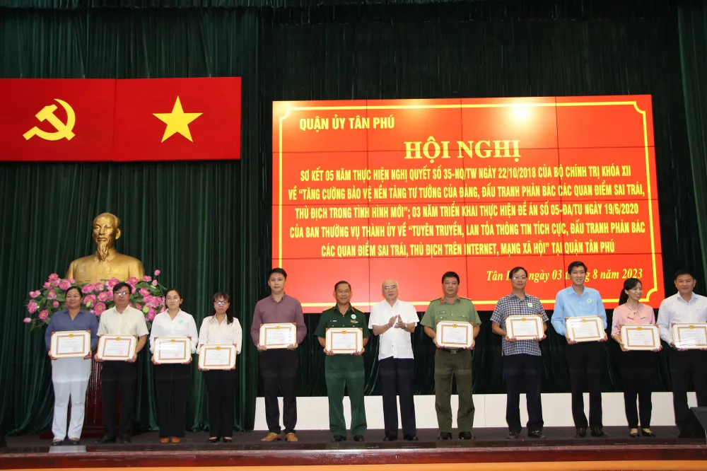 Đồng chí Phan Nguyễn Như Khuê tặng thưởng cho các tập thể đạt thành tích tốt tại hội nghị