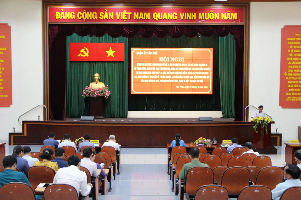 Quang cảnh hội nghị tại Quận ủy Tân Phú