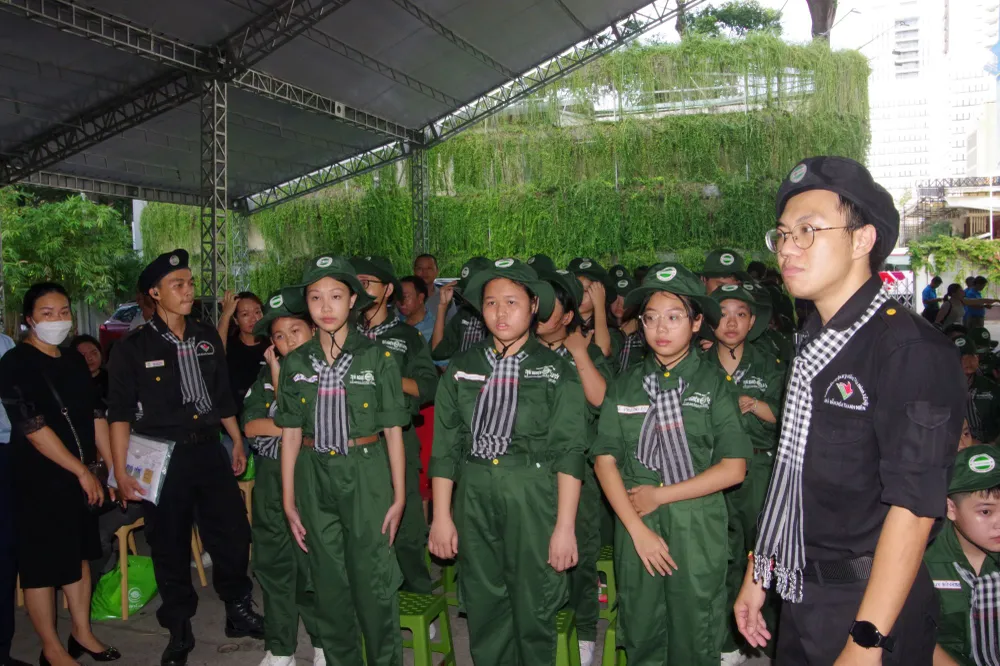 Thanh thiếu nhi trong trang phục chỉnh tề trước giờ xuất quân Thanh thiếu nhi trong trang phục chỉnh tề trước giờ xuất quân