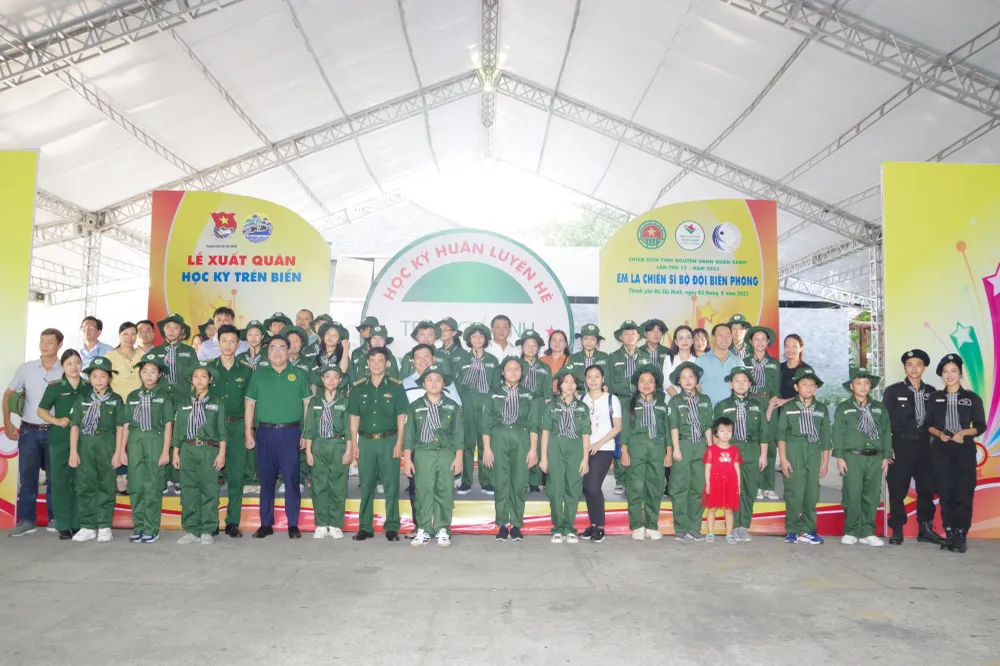 Các em thanh thiếu nhi chụp ảnh lưu niệm trước giờ xuất quân Các em thanh thiếu nhi chụp ảnh lưu niệm trước giờ xuất quân