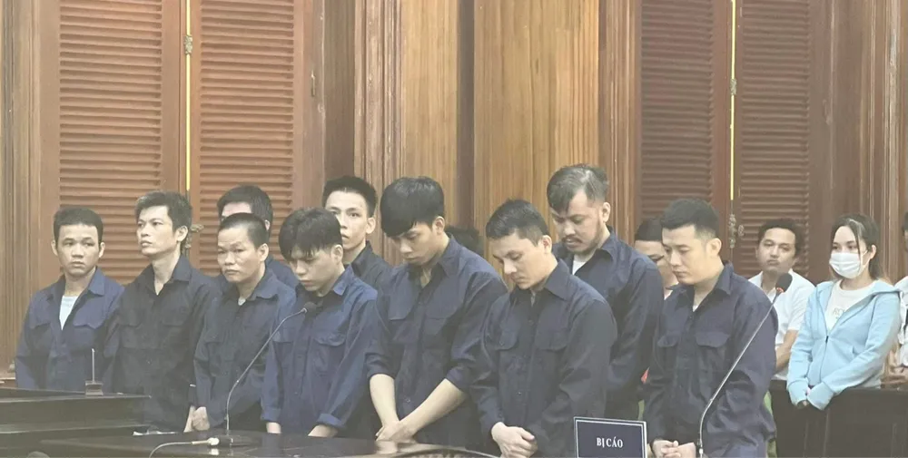 Các bị cáo làm giấy tờ giả tại phiên sơ thẩm xét