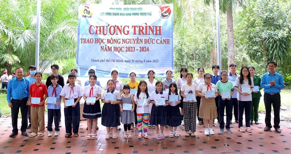 Các em học sinh nhận học bổng Nguyễn Đức Cảnh