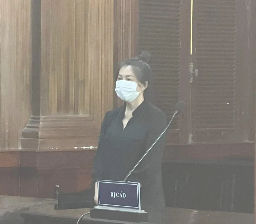 Bị cáo Nguyễn Ngọc Mai Phương, kế toán Trường Trung học cơ sở Giồng Ông Tố tại phiên tòa Bị cáo Nguyễn Ngọc Mai Phương, kế toán Trường Trung học cơ sở Giồng Ông Tố tại phiên tòa