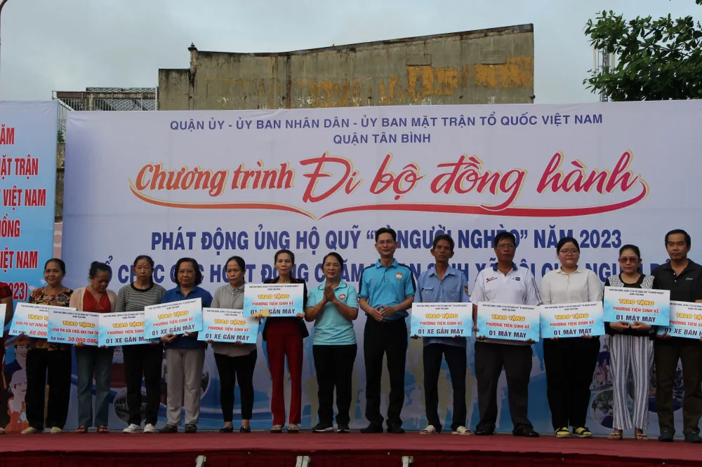 Đồng chí Trần Kim Yến cùng lãnh đạo quận Tân Bình trao phương tiện sinh kế cho người dân