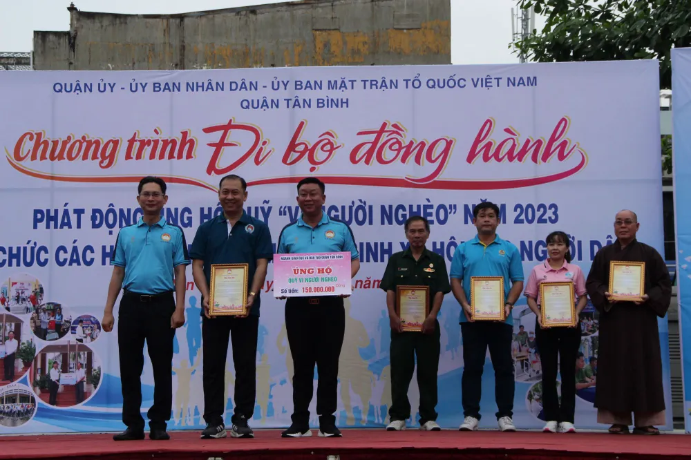 Lãnh đạo quận Tân Bình cùng các đơn vị, cá nhân ủng hộ Quỹ "Vì người nghèo"