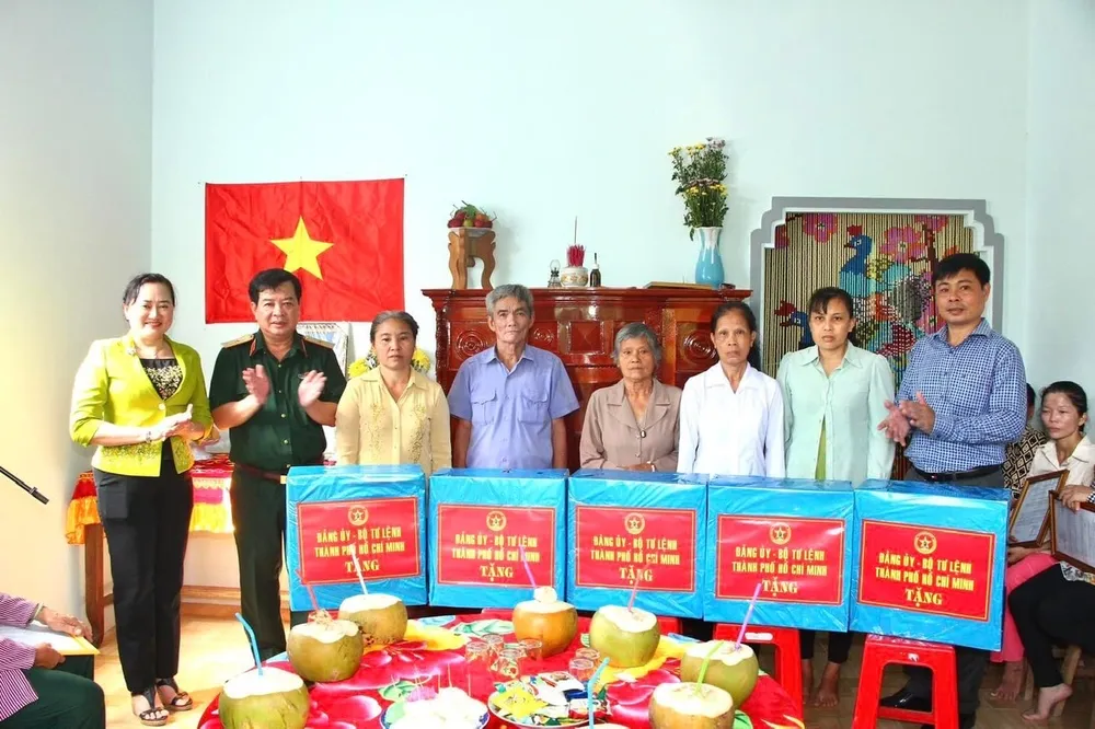 Thiếu tướng Phan Văn Xựng tặng quà của Đảng ủy - Bộ Tư lệnh TPHCM cho các hộ gia đình