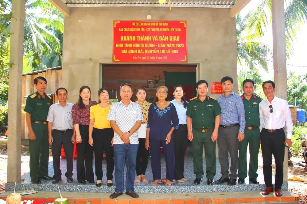 Đoàn cán bộ Bộ Tư lệnh TPHCM cùng chính quyền địa phương trao nhà cho gia đình bà Nguyễn Thị Lệ Hoa