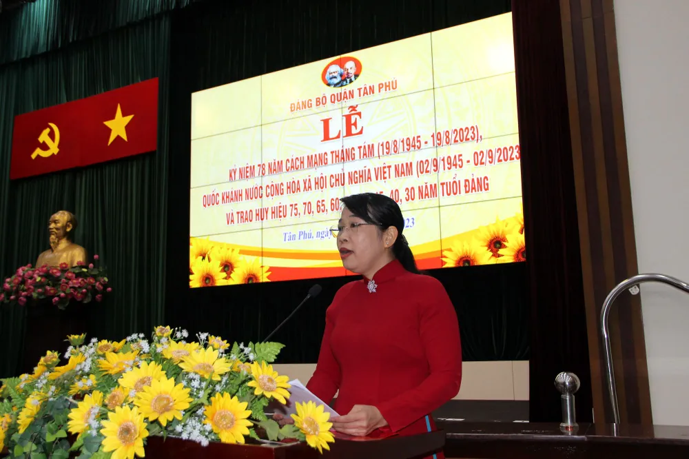 Đồng chí Lê Thị Kim Hồng phát biểu tại lễ trao Huy hiệu Đảng