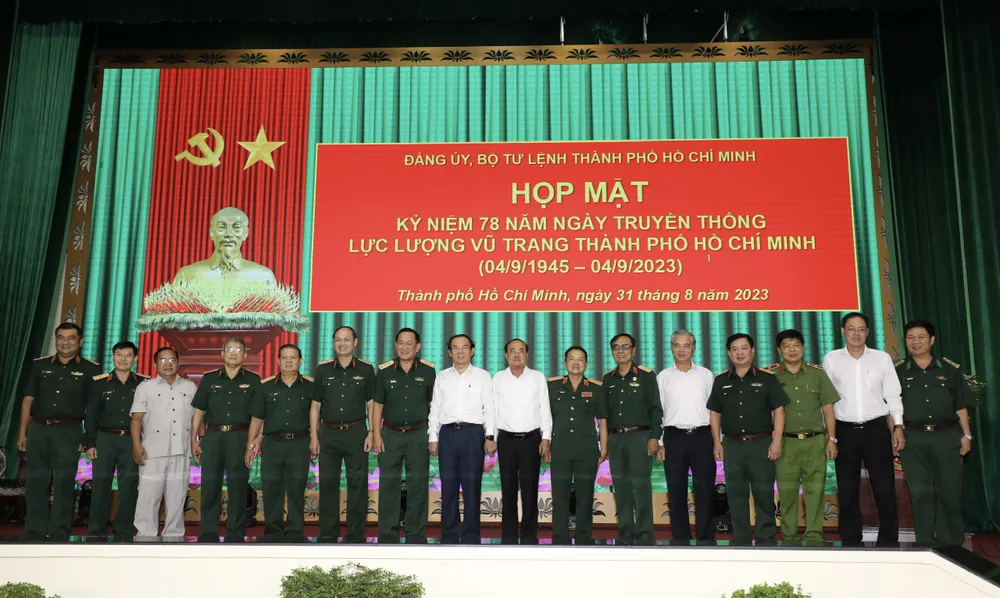 Các đồng chí lãnh đạo TPHCM cùng các tướng lĩnh trong ngày truyền thống Lực lượng vũ trang Thành phố - Ảnh: DŨNG PHƯƠNG.
