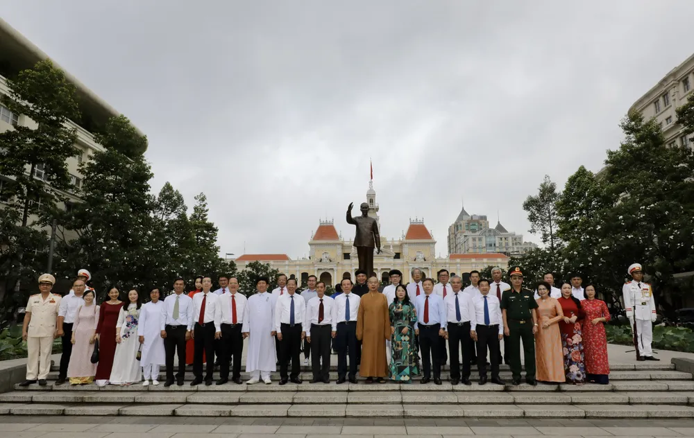 Đoàn đại biểu TPHCM chụp ảnh tại Tượng đài Chủ tịch Hồ Chí Minh. Ảnh: DŨNG PHƯƠNG