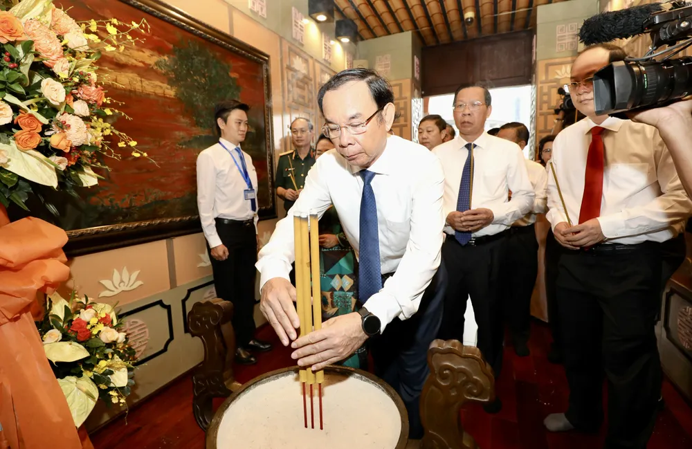 Đồng chí Nguyễn Văn Nên cùng các đồng chí lãnh đạo TPHCM dâng hương Chủ tịch Tôn Đức Thắng. Ảnh: DŨNG PHƯƠNG