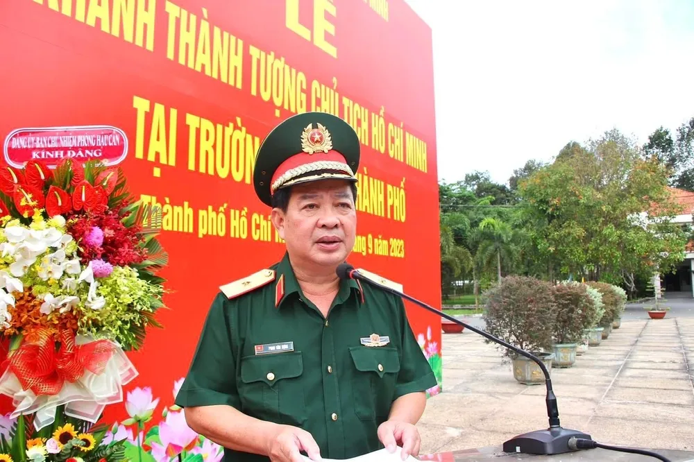 Thiếu tướng Phan Văn Xựng phát biểu tại lễ khánh thành tượng Chủ tịch Hồ Chí Minh