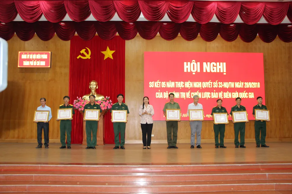 Đồng chí Nguyễn Thị Bạch Mai trao bằng khen của UBND TPHCM cho các tập thể tại hội nghị