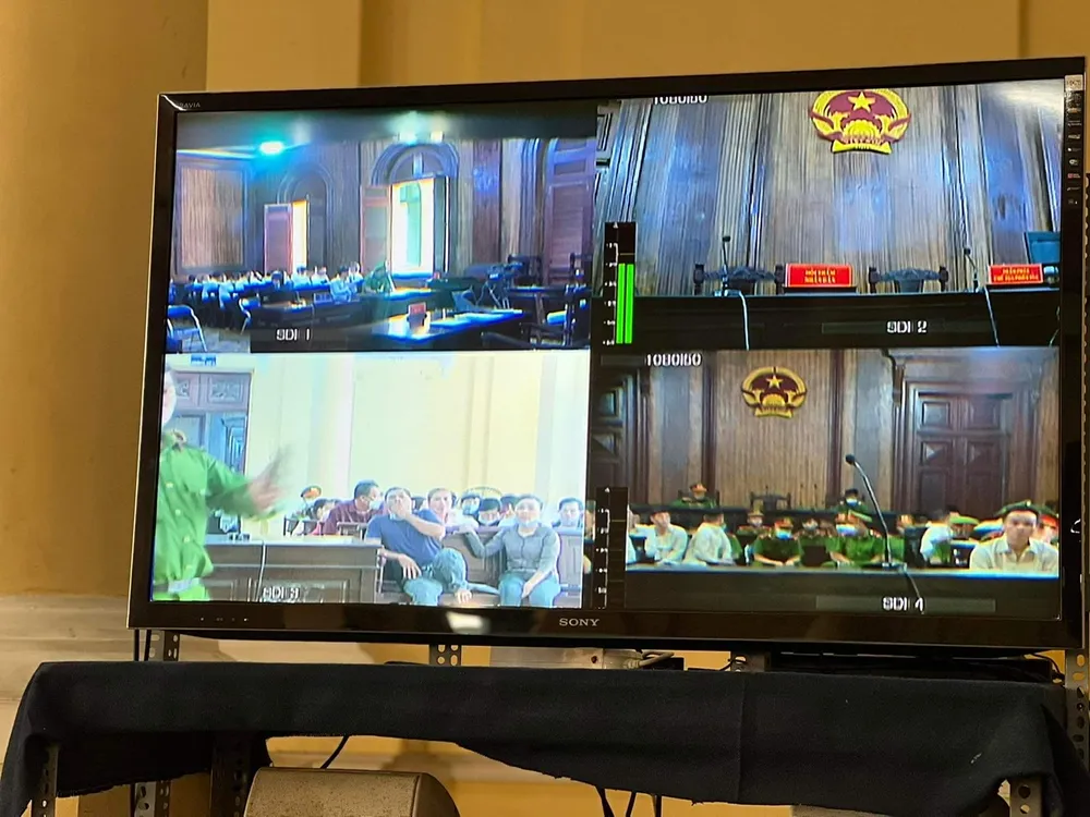 Phiên xét xử sơ thẩm được truyền trực tiếp qua hệ thống màn hình Phiên xét xử sơ thẩm được truyền trực tiếp qua hệ thống màn hình