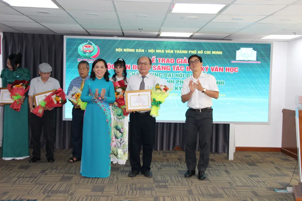 Nhà văn Nguyễn Vũ Quỳnh nhận giải Nhất về sáng tác bút ký văn học.