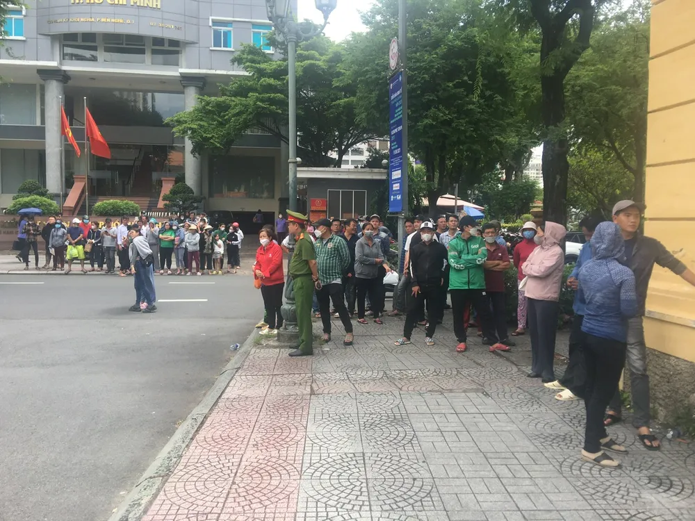 Người thân của các bị cáo ngóng nhìn khi đoàn xe chở bị cáo đi qua