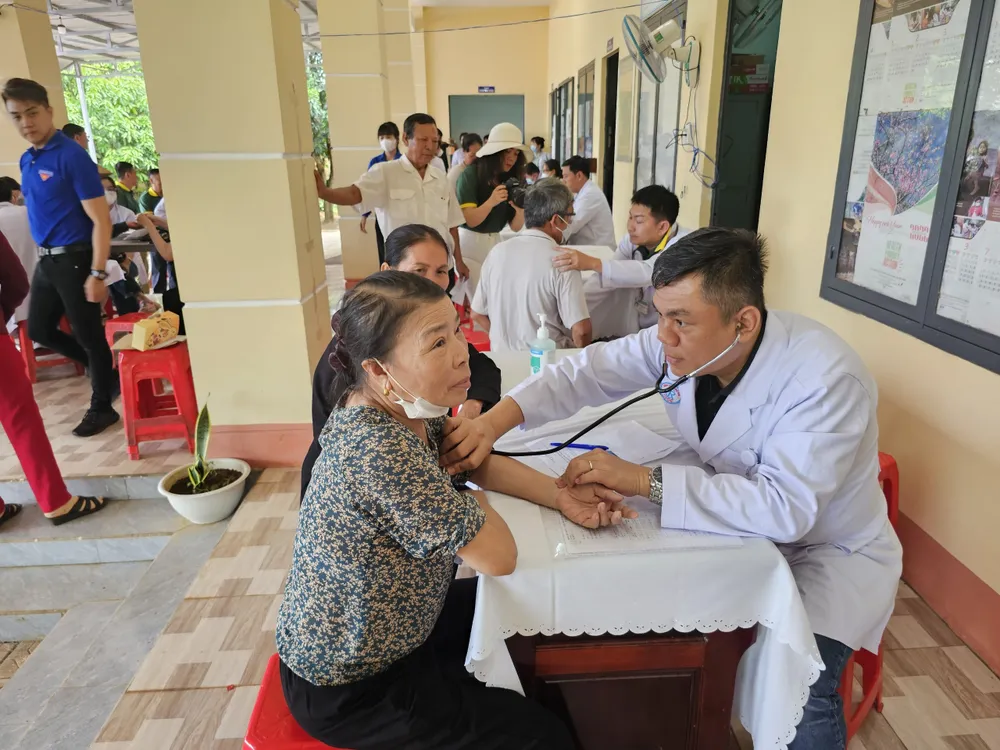 Đoàn công tác tổ chức khám bệnh, phát thuốc cho người dân Đoàn công tác tổ chức khám bệnh, phát thuốc cho người dân