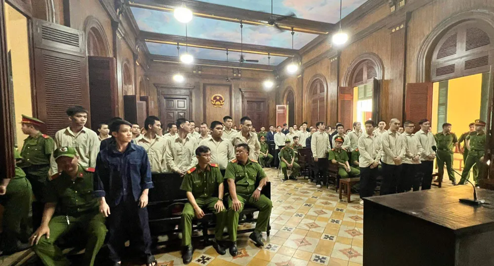 Các bị cáo đang nghe Hội đồng xét xử tuyên án