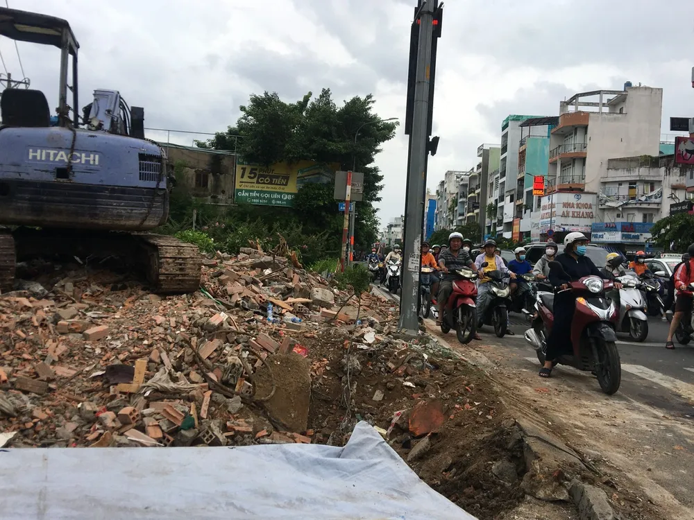 Gần đến giờ cao điểm, phương tiện giao thông tại giao lộ ngày một đông