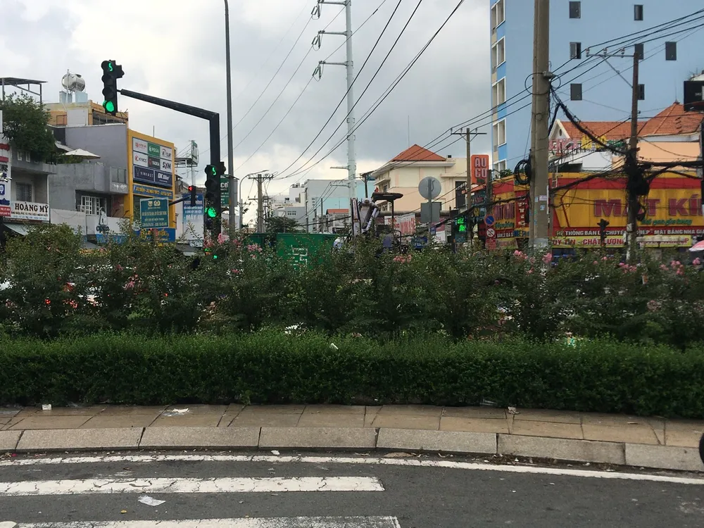 Một phần vòng xoay tại giao lộ đã được chỉnh trang, trồng cây xanh