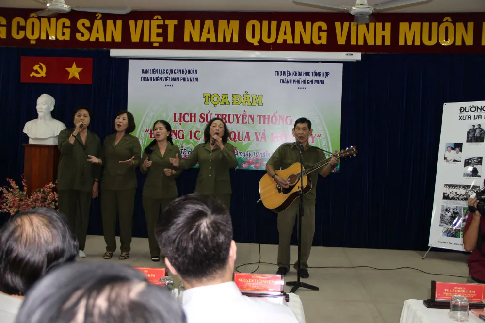 Cựu Thanh niên xung phong TPHCM biểu diễn văn nghệ tại tọa đàm Cựu Thanh niên xung phong TPHCM biểu diễn văn nghệ tại tọa đàm