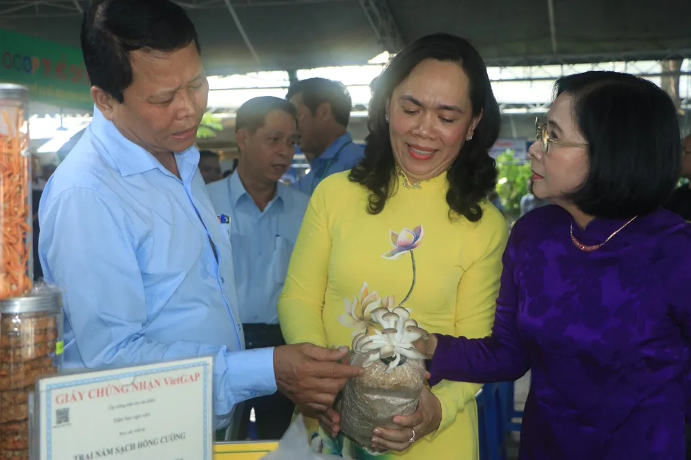 Các đại biểu tham quan gian hàng nấm sạch trưng bày tại hội chợ, triển lãm