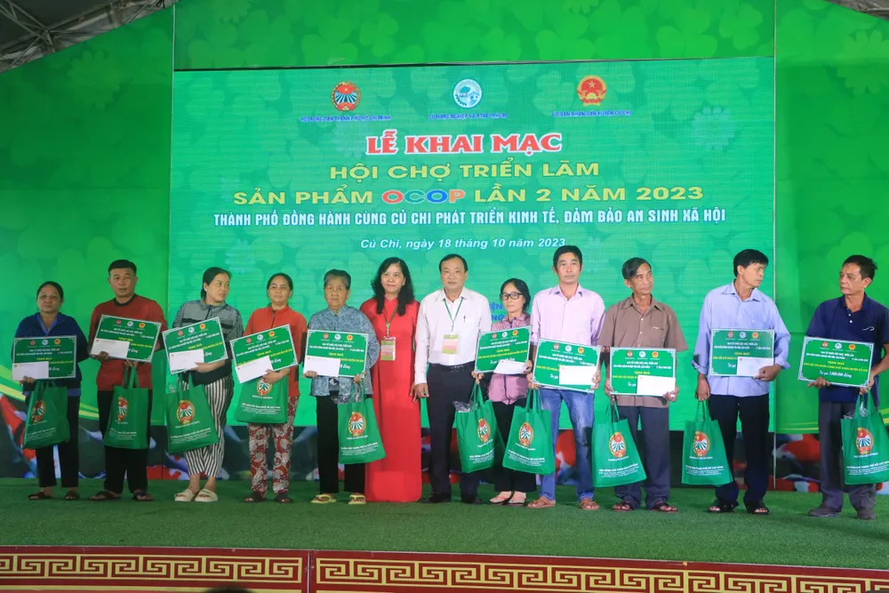 Ban tổ chức hội chợ trao quà cho các hội viên nông dân có hoàn cảnh khó khăn