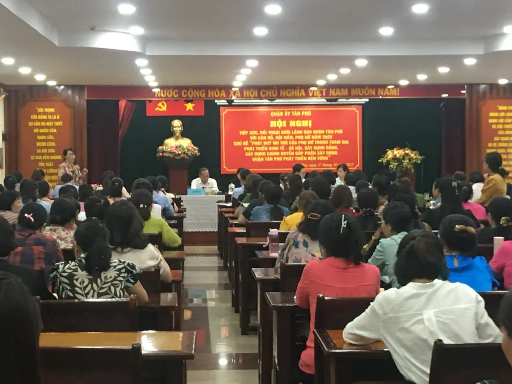 Quang cảnh hội nghị tiếp xúc, đối thoại giữa lãnh đạo quận với nữ đại biểu tại quận Tân Phú