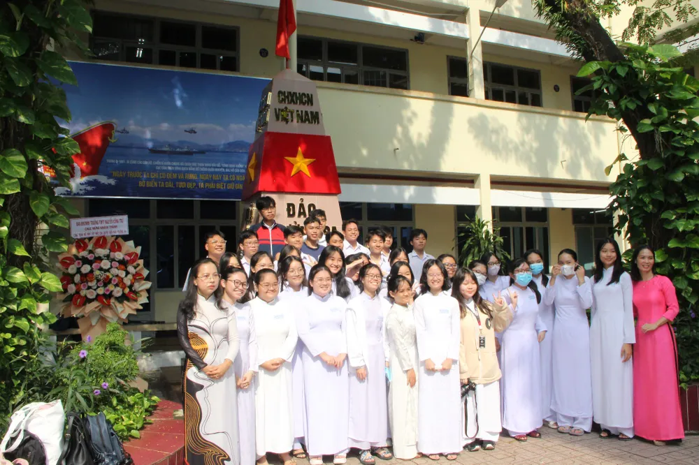 Học sinh cùng cô giáo bên cột mốc chủ quyền đảo Trường Sa Học sinh cùng cô giáo bên cột mốc chủ quyền đảo Trường Sa