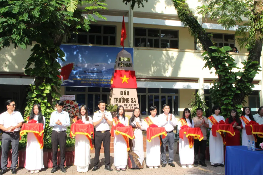 Đại tá Lê Nam Sơn cùng các đại biểu cắt băng khánh thành cột mốc chủ quyền đảo Trường Sa Đại tá Lê Nam Sơn cùng các đại biểu cắt băng khánh thành cột mốc chủ quyền đảo Trường Sa