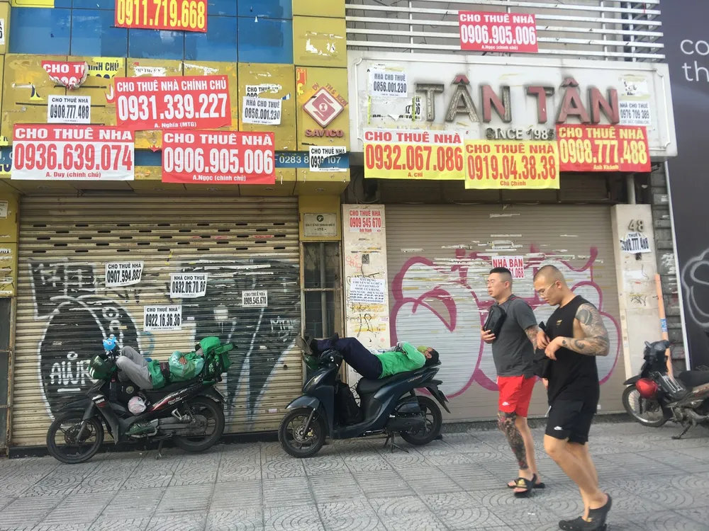 Một căn nhà trên đường Lê Lợi bị dày đặc những hình vẽ và bảng quảng cáo lớn nhỏ, đủ màu sắc. Mặt tiền của những căn nhà đã trở thành nơi nghỉ chân, chỗ ngủ quen thuộc của các tài xế xe công nghệ.