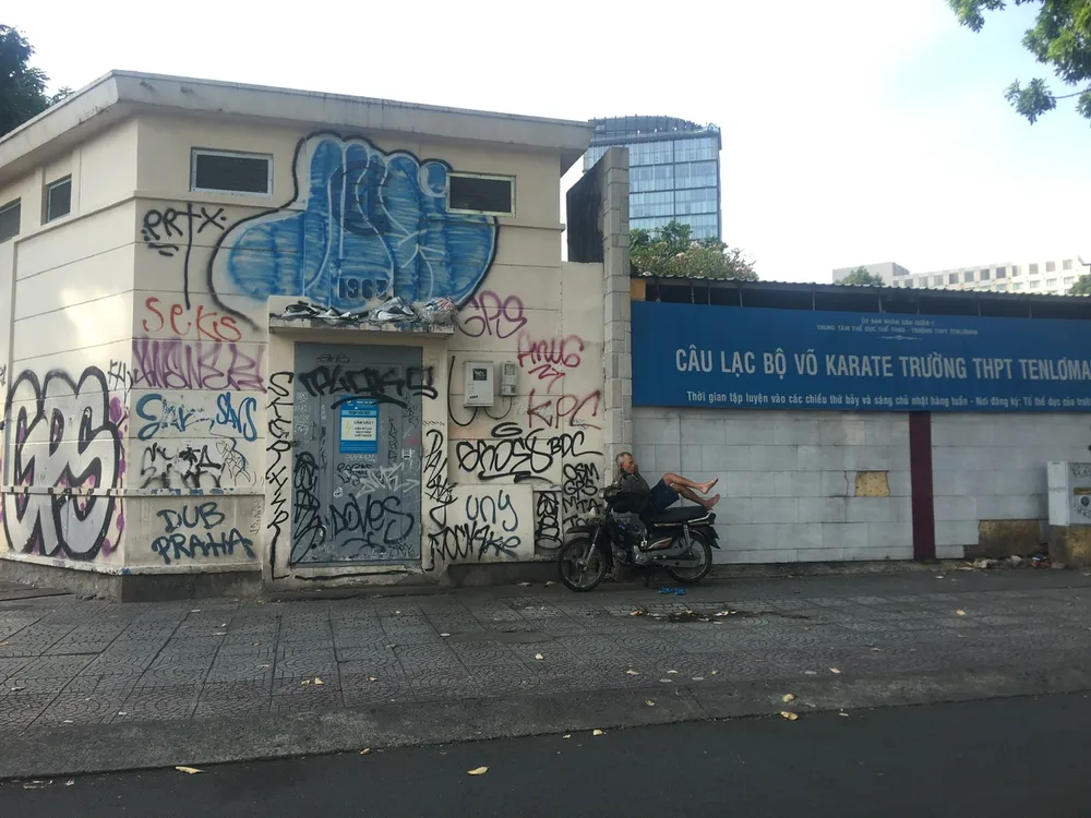 Bức tường tại góc giao lộ giữa đường Trần Hưng Đạo - Nguyễn Thái Học, cạnh trường học, nơi người dân đi lại đông đúc nhưng dày đặc những nét vẽ kỳ quặc.