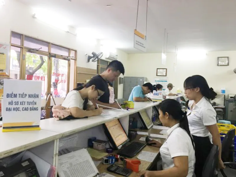 Bưu điện Việt Nam bắt đầu chuyển phát hồ sơ, lệ phí xét tuyển ĐH, CĐ năm 2017 ảnh 1