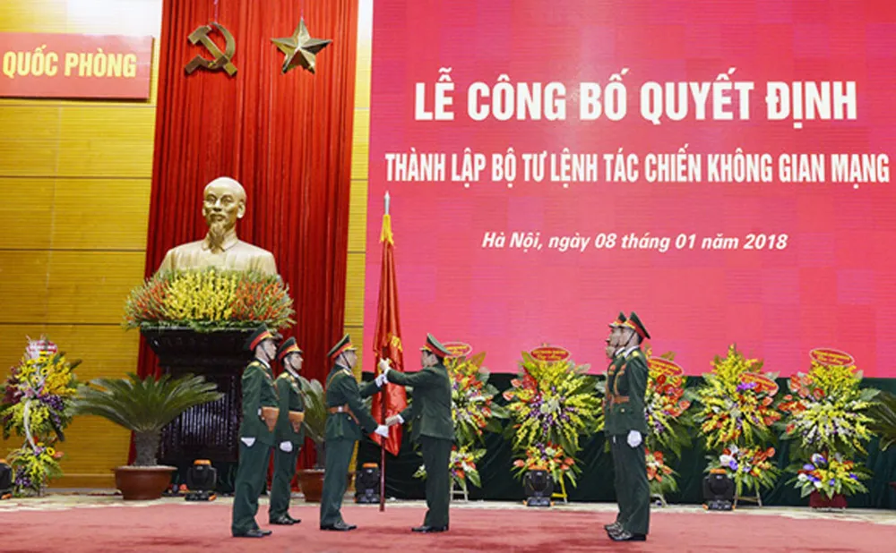 Đại tướng Ngô Xuân Lịch, Ủy viên Bộ Chính trị, Phó Bí thư Quân ủy Trung ương, Bộ trưởng Bộ Quốc phòng trao Quân kỳ Quyết thắng cho Bộ Tư lệnh Tác chiến không gian mạng