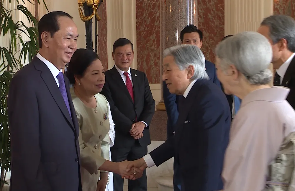 Nhà vua và Hoàng hậu Nhật Bản tiễn Chủ tịch nước Trần Đại Quang và Phu nhân ảnh 1
