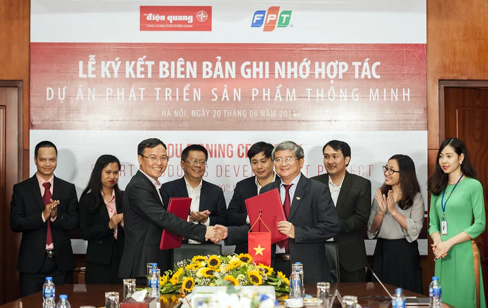 FPT và Điện Quang bắt tay phát triển thiết bị chiếu sáng thông minh ảnh 1