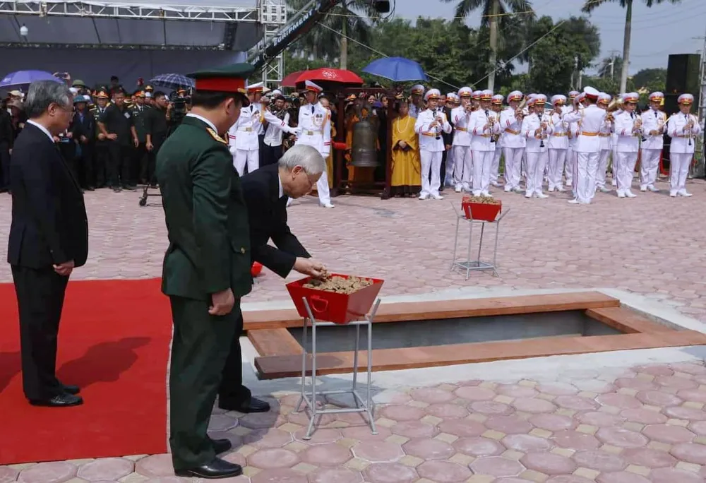 Quê nhà đón linh cữu nguyên Tổng Bí thư Đỗ Mười về nơi an nghỉ cuối cùng ảnh 4