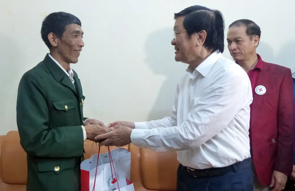 Nguyên Chủ tịch nước Trương Tấn Sang tưởng niệm, tri ân các anh hùng, liệt sĩ tại Vị Xuyên ảnh 12