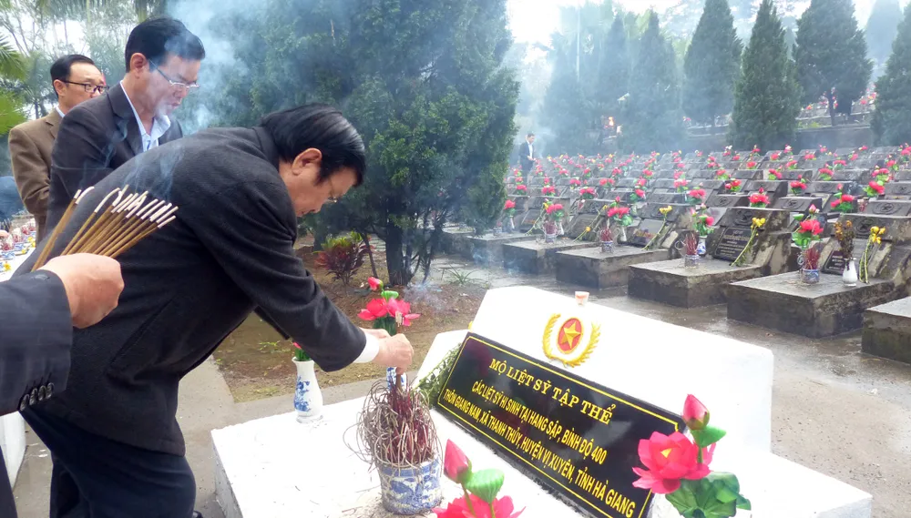 Nguyên Chủ tịch nước Trương Tấn Sang tưởng niệm, tri ân các anh hùng, liệt sĩ tại Vị Xuyên ảnh 2