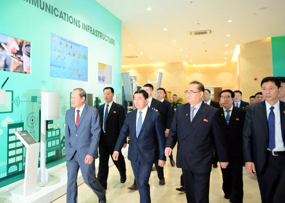 Đoàn cấp cao Triều Tiên tham quan tổ hợp nghiên cứu, sản xuất thiết bị dân sự của Viettel ảnh 1