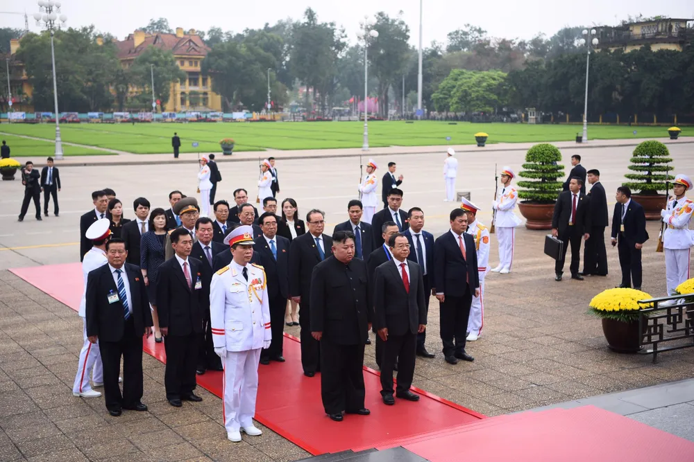 Chủ tịch Triều Tiên Kim Jong-un vào Lăng viếng Chủ tịch Hồ Chí Minh trước khi rời Hà Nội ảnh 5