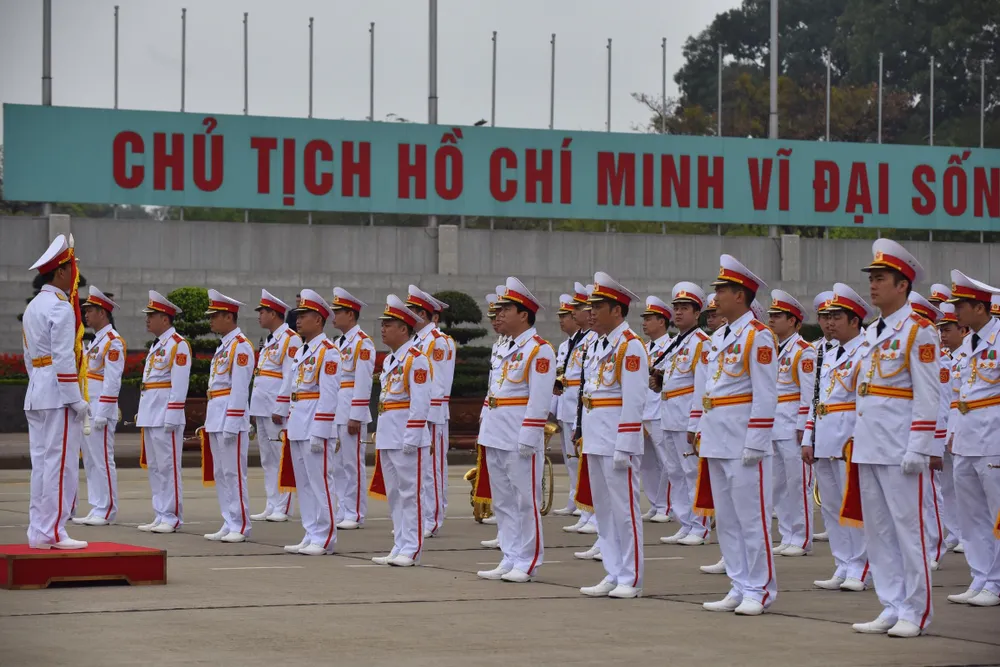 Chủ tịch Triều Tiên Kim Jong-un vào Lăng viếng Chủ tịch Hồ Chí Minh trước khi rời Hà Nội ảnh 2