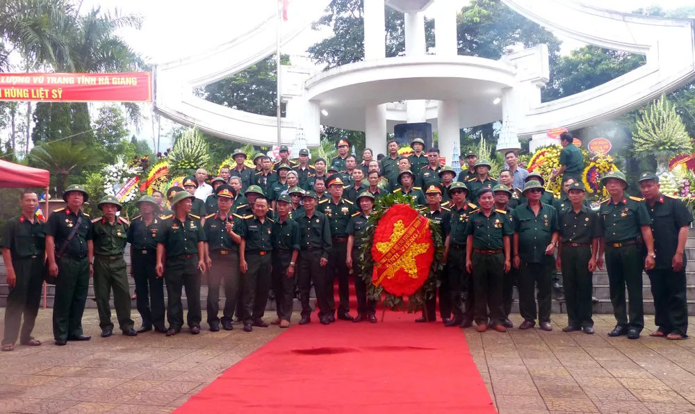 Nguyên Chủ tịch nước Trương Tấn Sang dâng hương, hoa tri ân các anh hùng, liệt sĩ tại Vị Xuyên ảnh 10