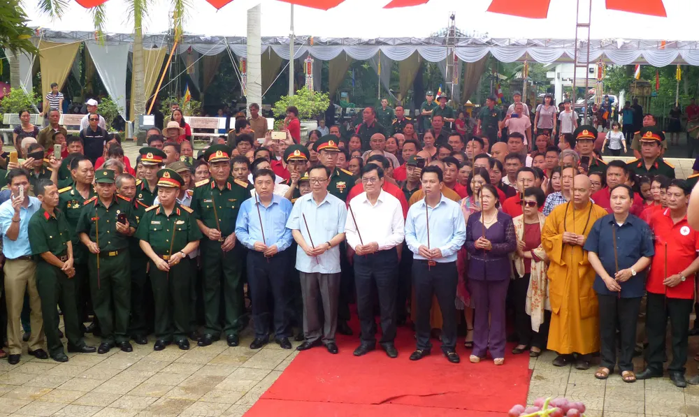 Nguyên Chủ tịch nước Trương Tấn Sang dâng hương, hoa tri ân các anh hùng, liệt sĩ tại Vị Xuyên ảnh 2