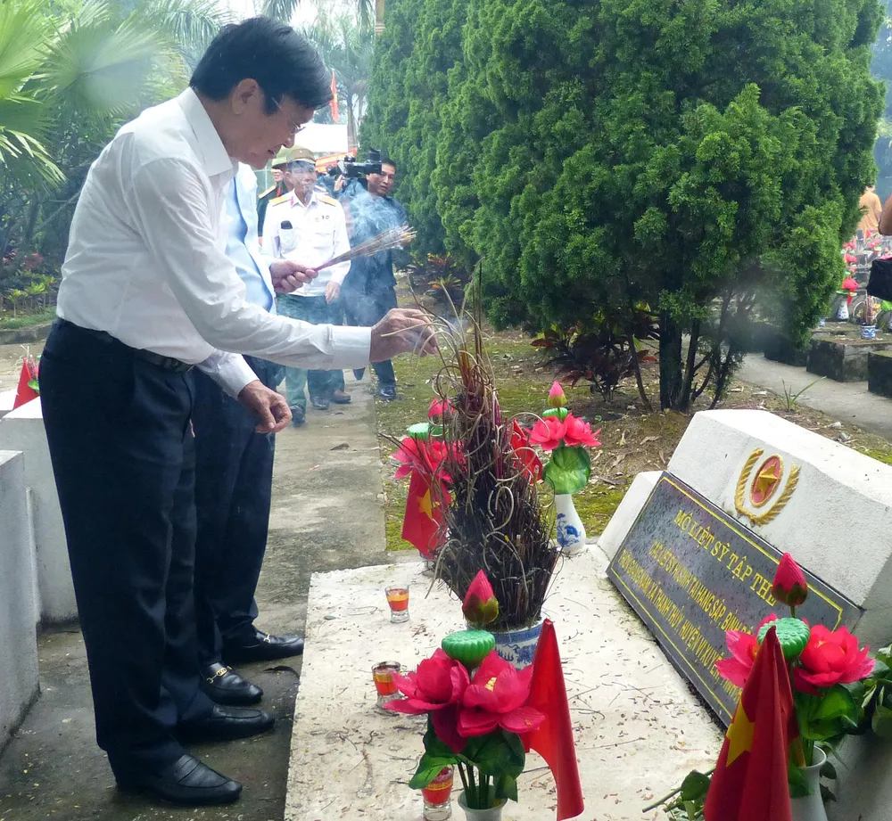 Nguyên Chủ tịch nước Trương Tấn Sang dâng hương, hoa tri ân các anh hùng, liệt sĩ tại Vị Xuyên ảnh 5